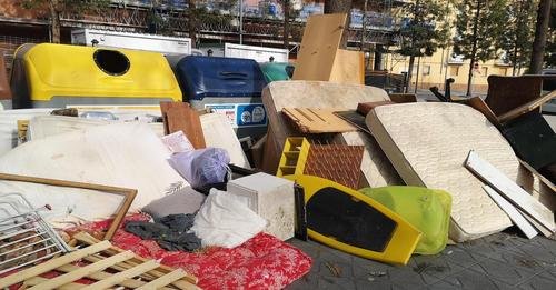 Denuncien un abocament il·legal de mobles a Tarragona